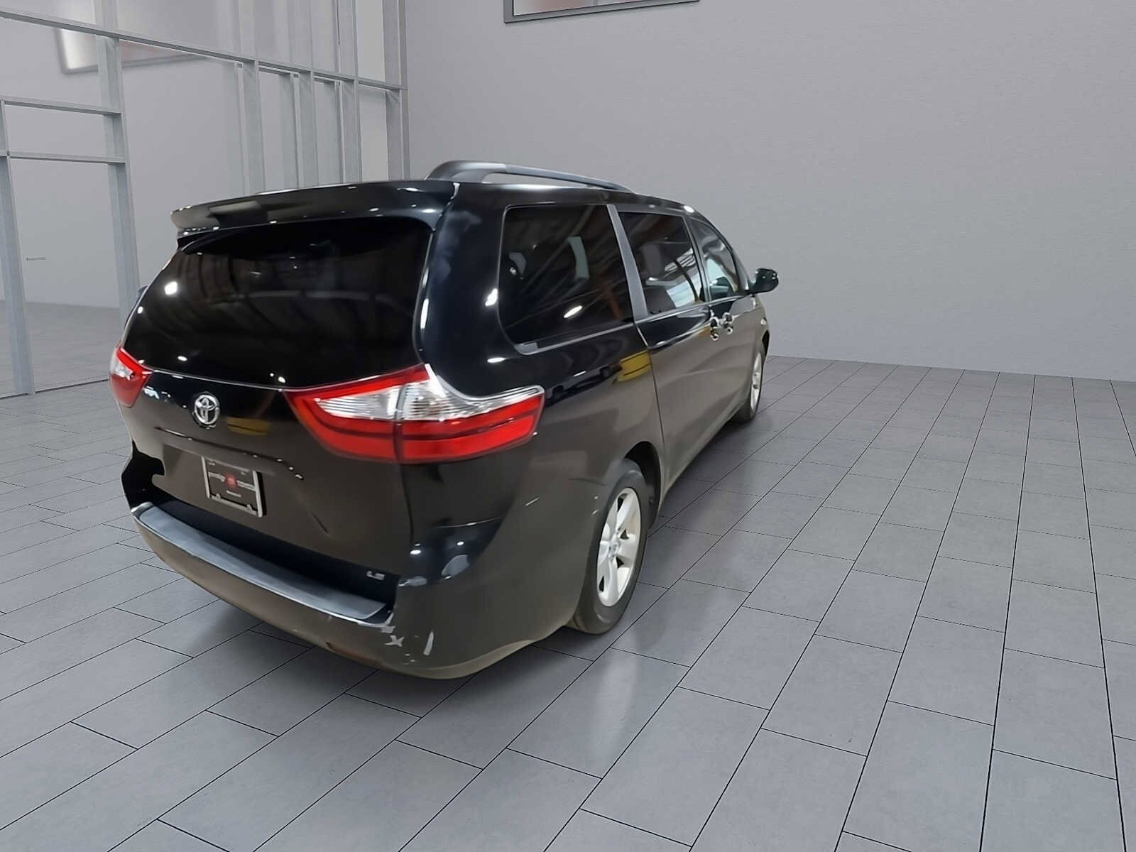 Thumbnail: 2015 Toyota Sienna - 8