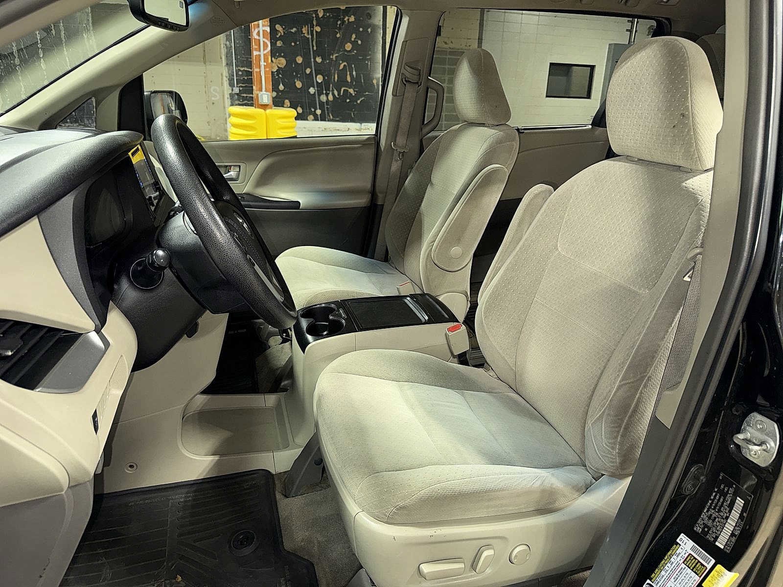 Thumbnail: 2015 Toyota Sienna - 14