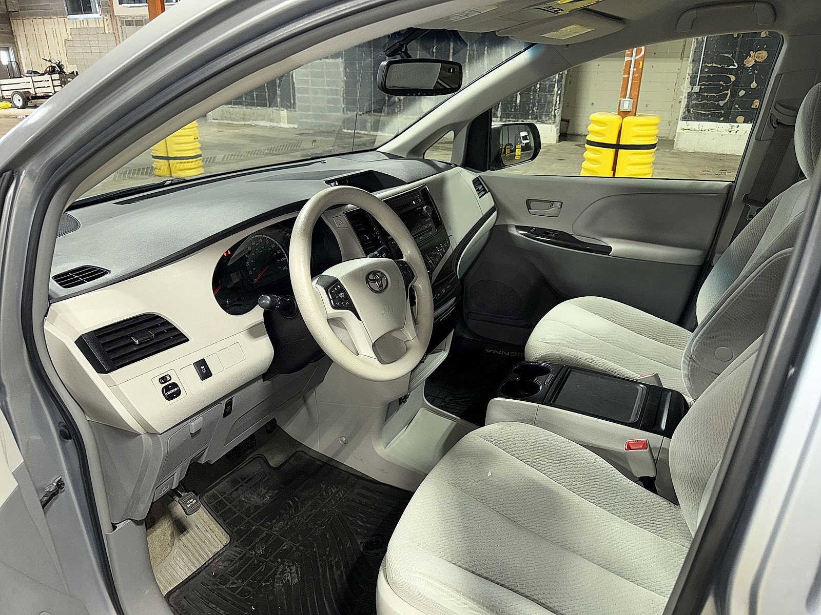 Thumbnail: 2014 Toyota Sienna - 28