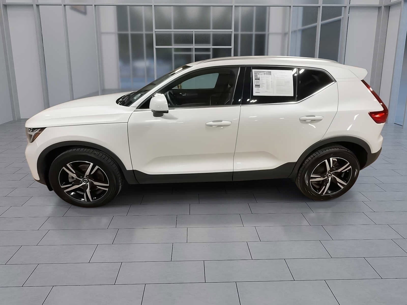 Thumbnail: 2023 Volvo XC40 - 5