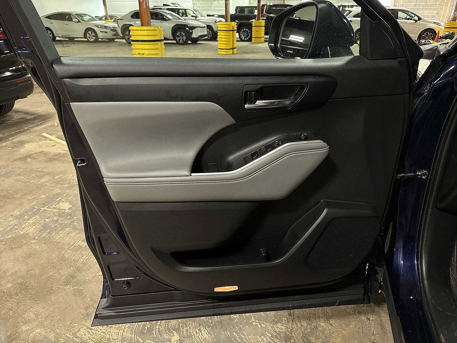 Thumbnail: 2023 Toyota Highlander - 31