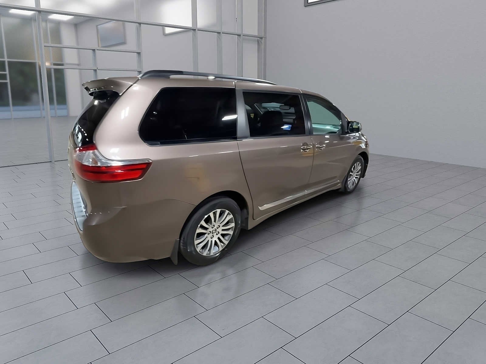 Thumbnail: 2018 Toyota Sienna - 8
