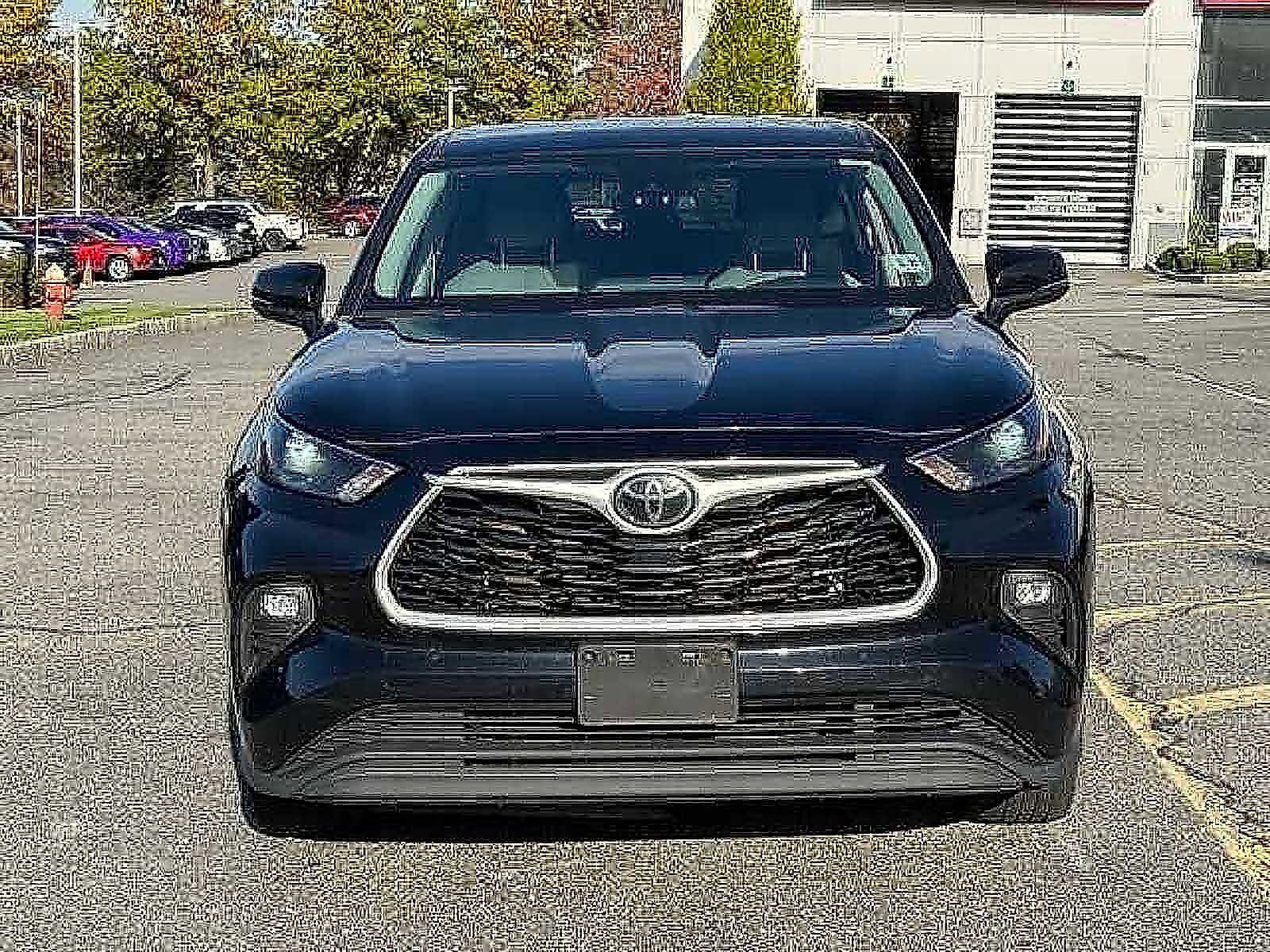 2022 Toyota Highlander LE photo 2