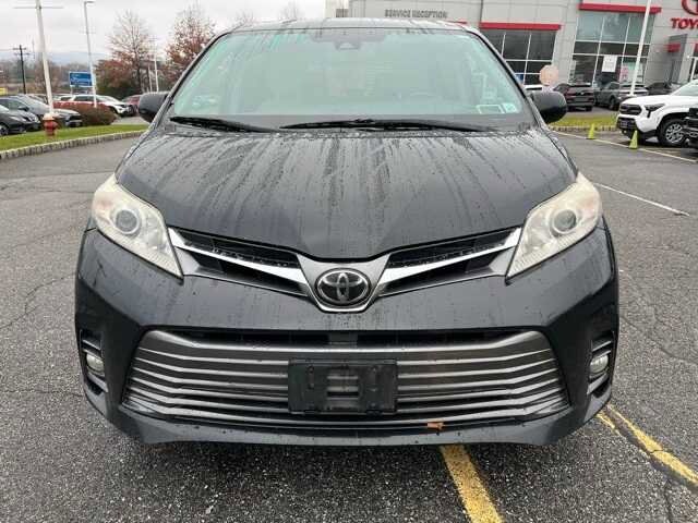 2018 Toyota Sienna XLE photo 2