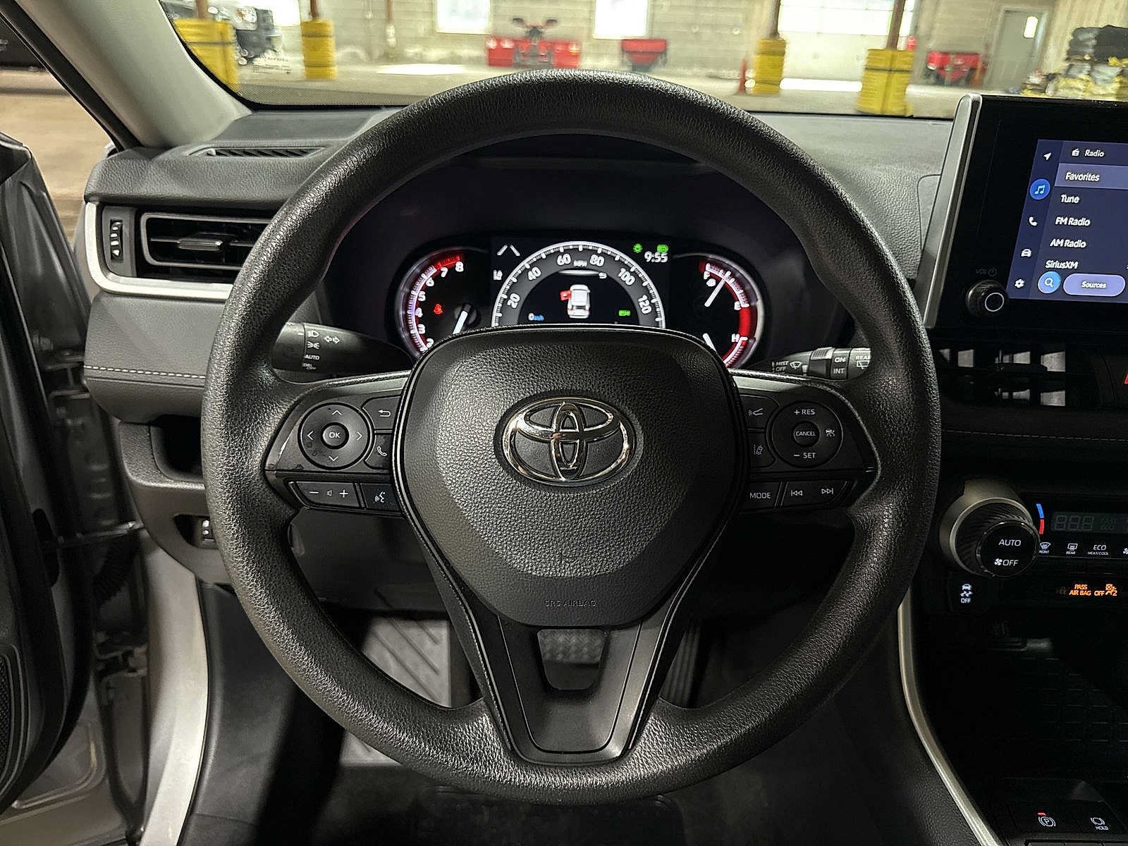 2025 Toyota RAV4 XLE - Photo 17