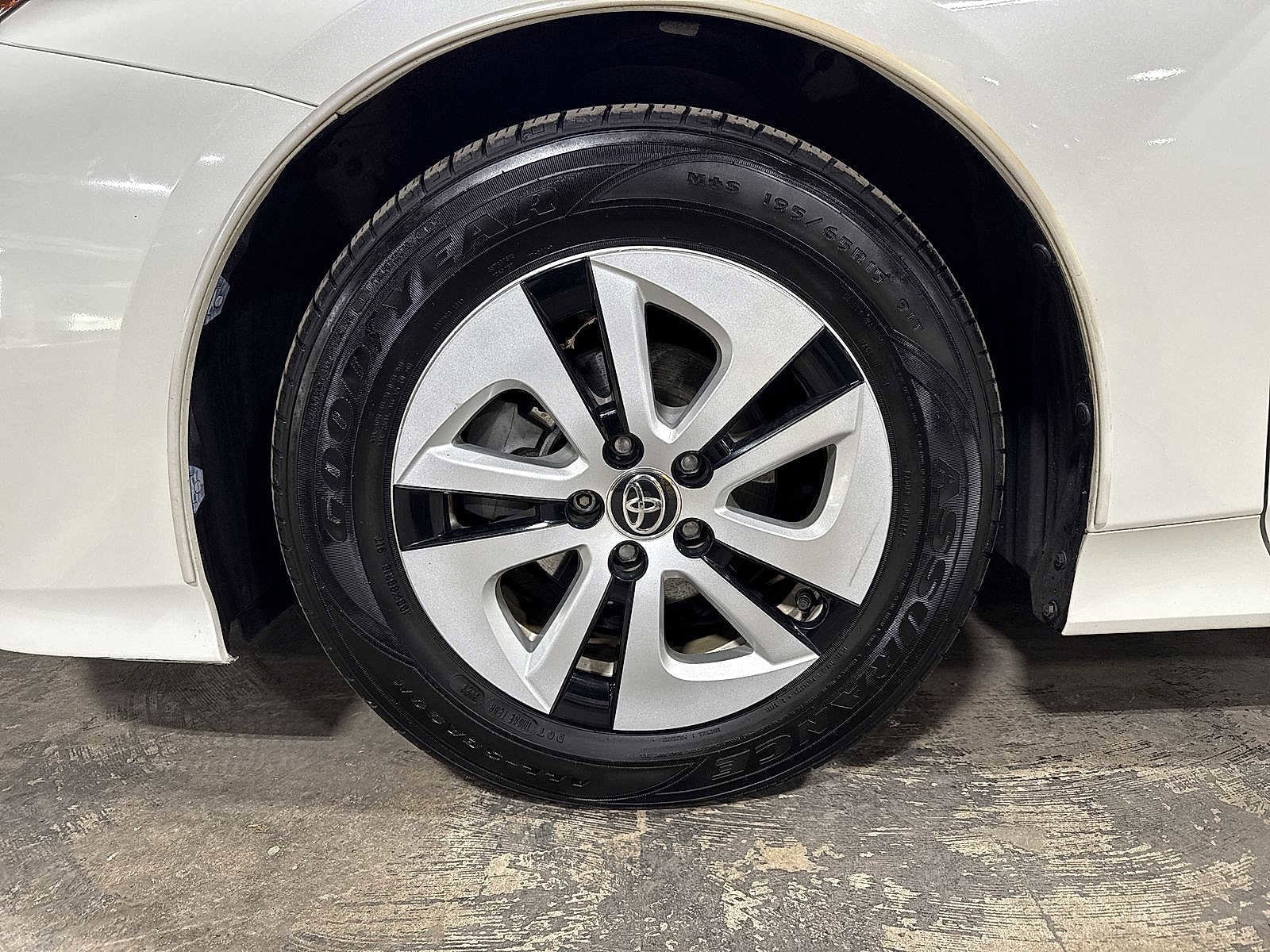 Thumbnail: 2016 Toyota Prius - 10