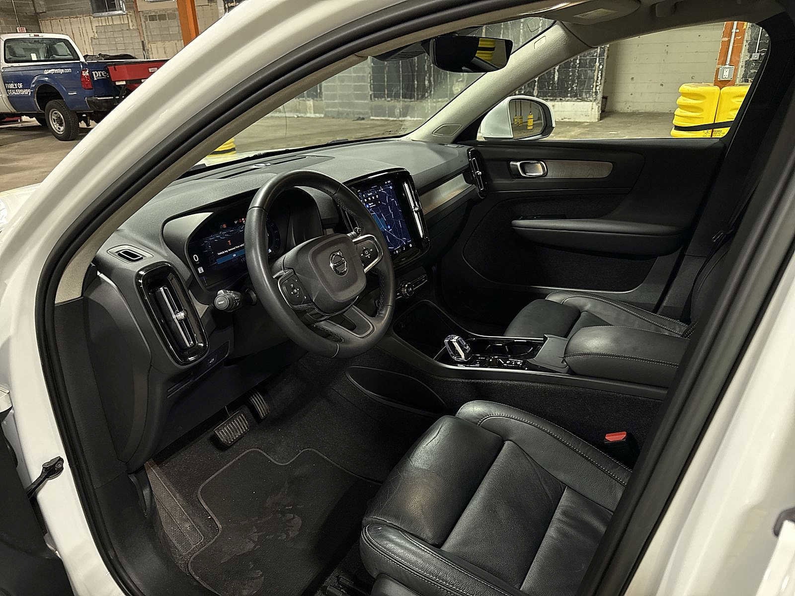 Thumbnail: 2023 Volvo XC40 - 30