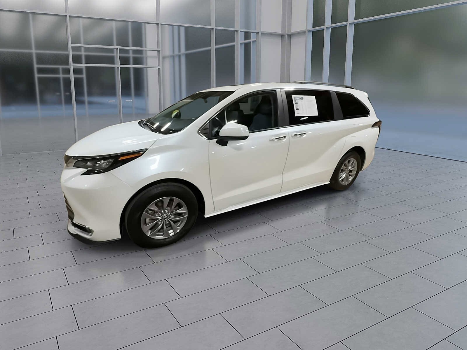 2024 Toyota Sienna XLE photo 4