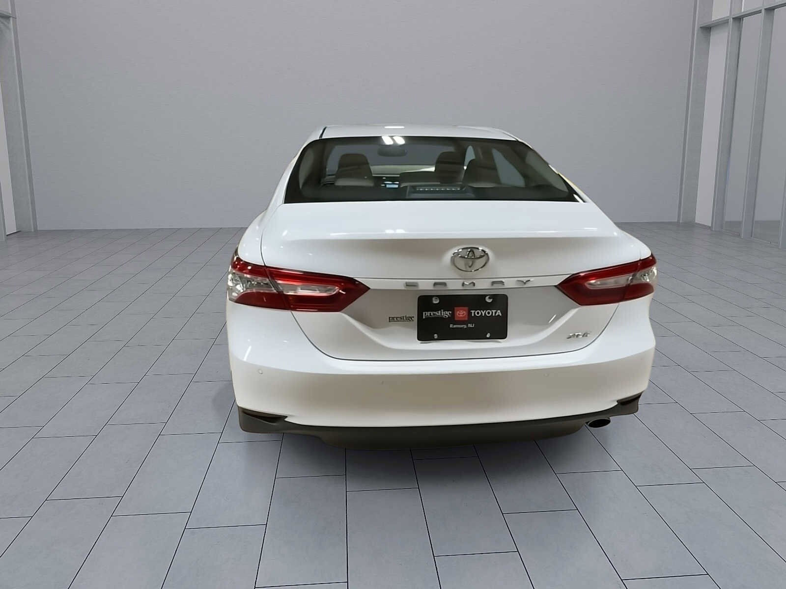 2018 Toyota Camry XLE photo 3