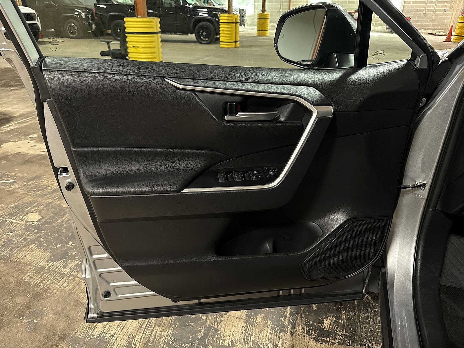 2025 Toyota RAV4 XLE - Photo 28