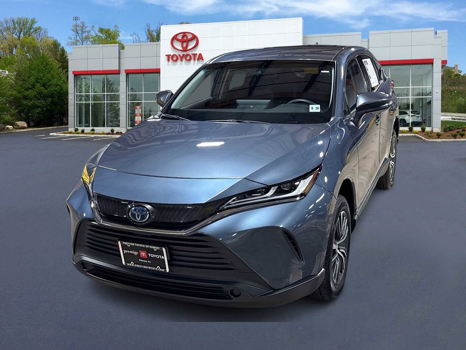 2023 Toyota Venza LE's photo