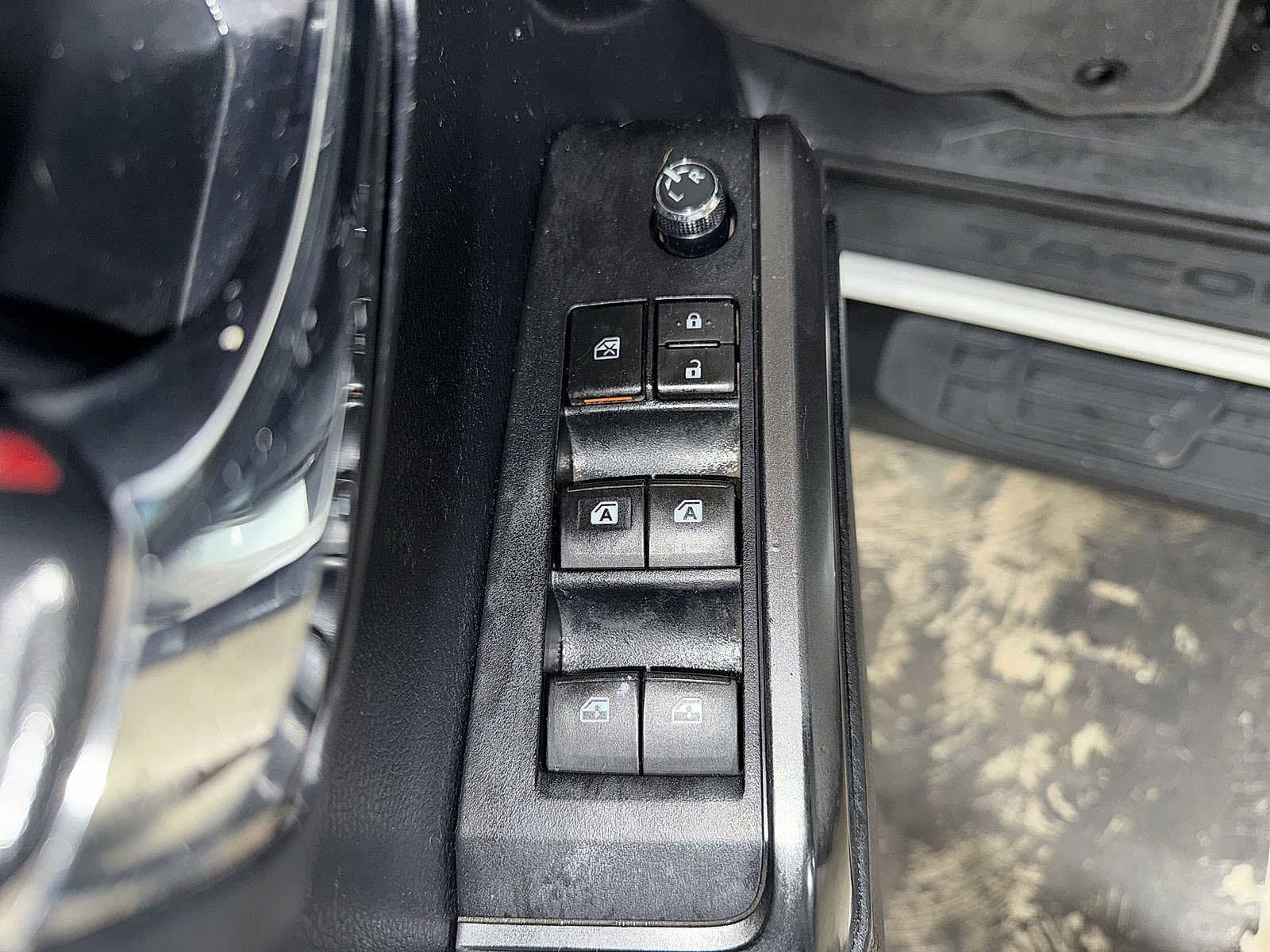 Thumbnail: 2016 Toyota Tacoma - 23