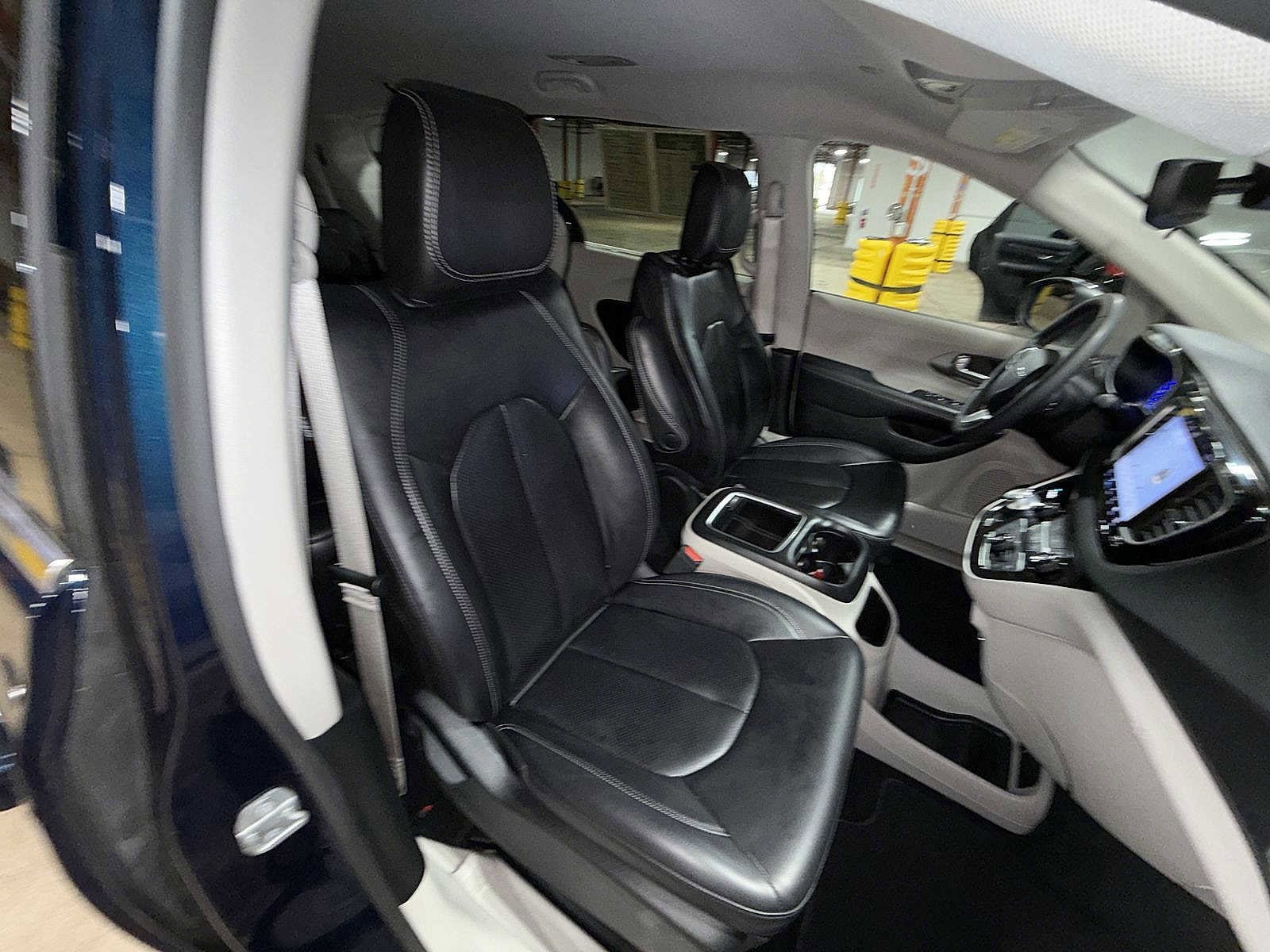 Thumbnail: 2023 Chrysler Pacifica - 16