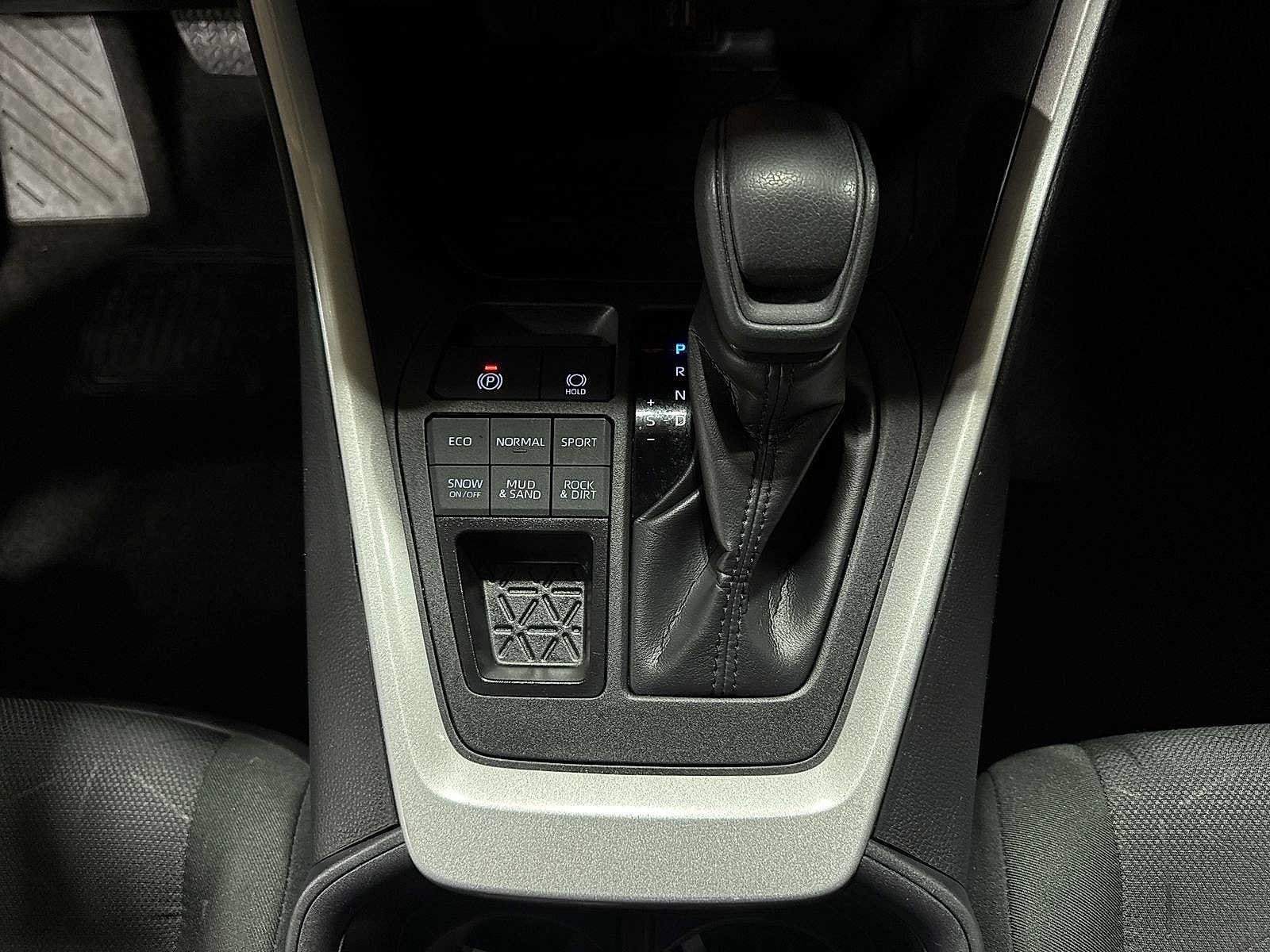 2025 Toyota RAV4 XLE - Photo 29