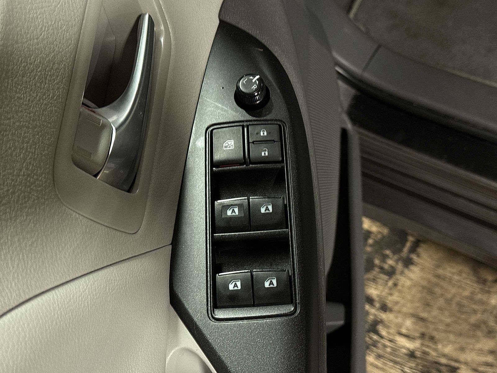 Thumbnail: 2020 Toyota Sienna - 23