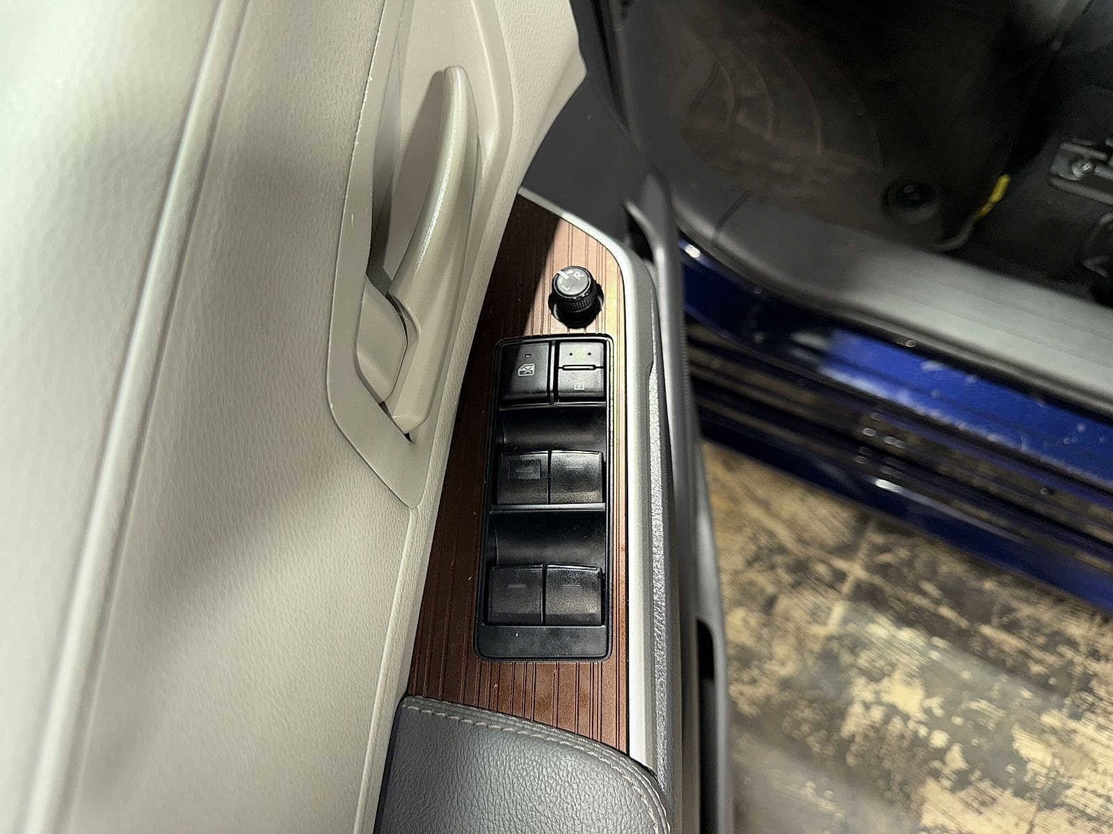 Thumbnail: 2023 Toyota Sienna - 23