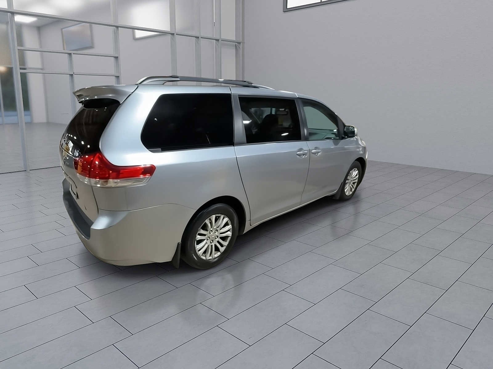 Thumbnail: 2011 Toyota Sienna - 8