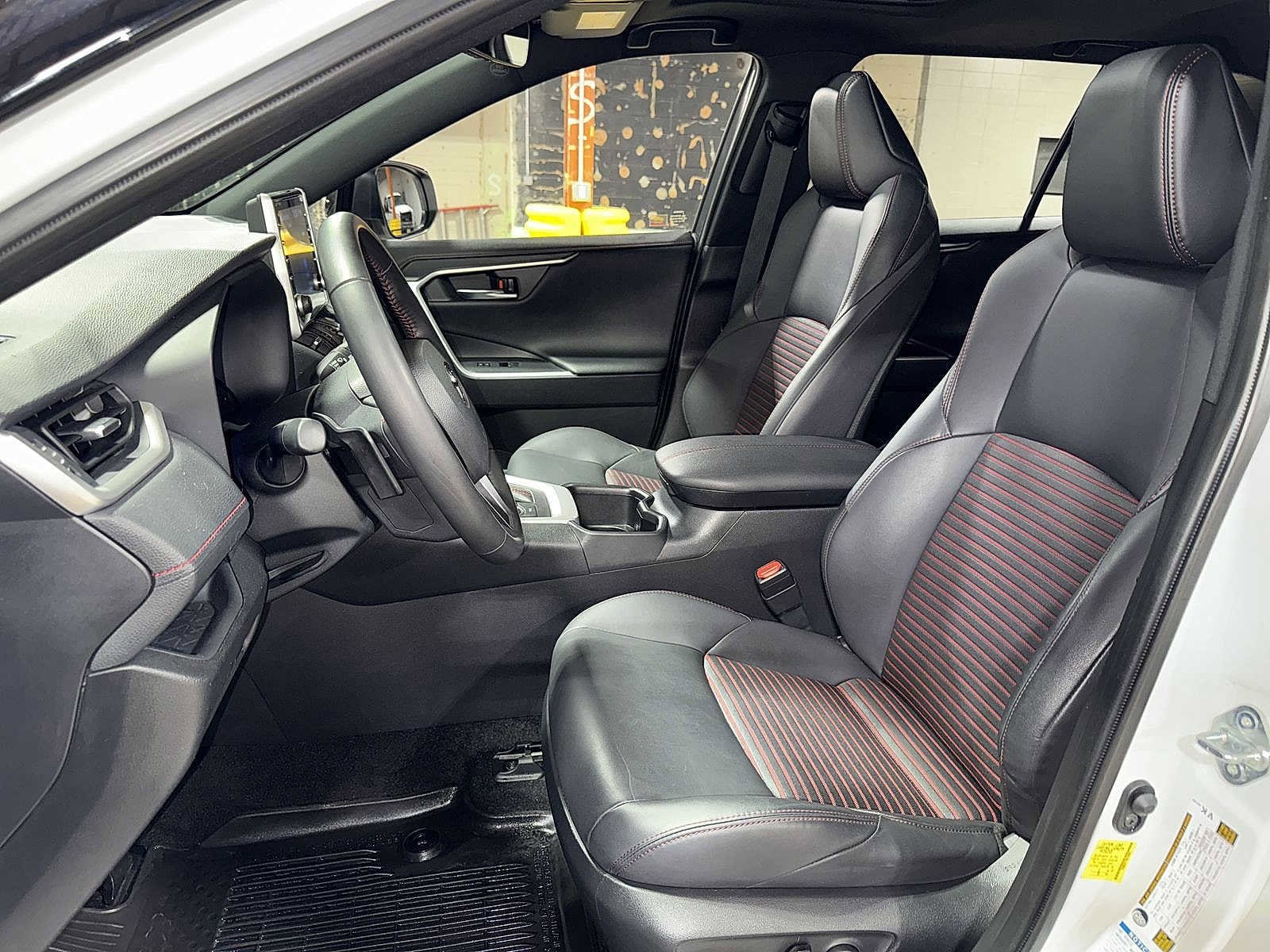 Thumbnail: 2022 Toyota RAV4 - 15