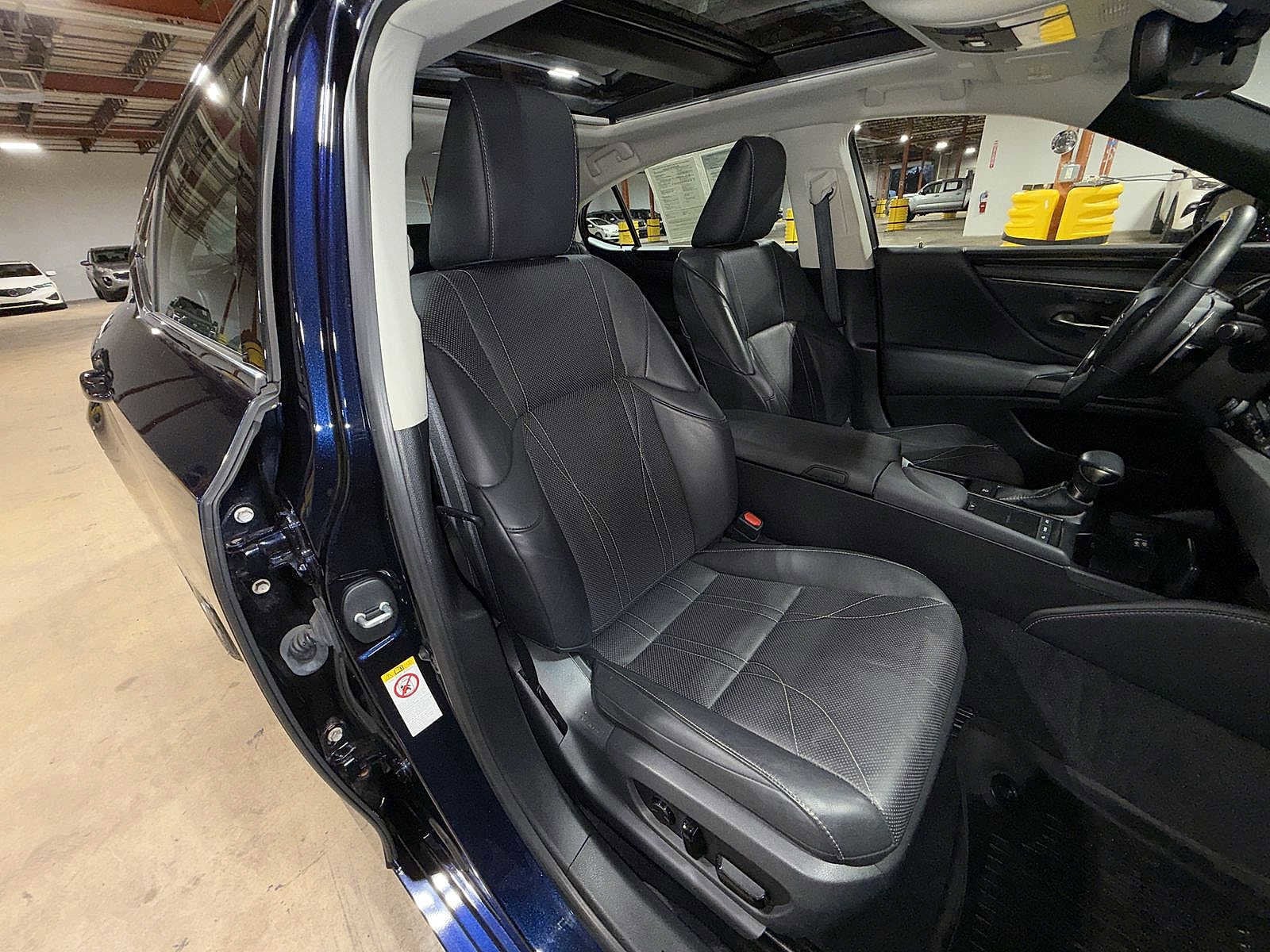 Thumbnail: 2019 Lexus ES - 15