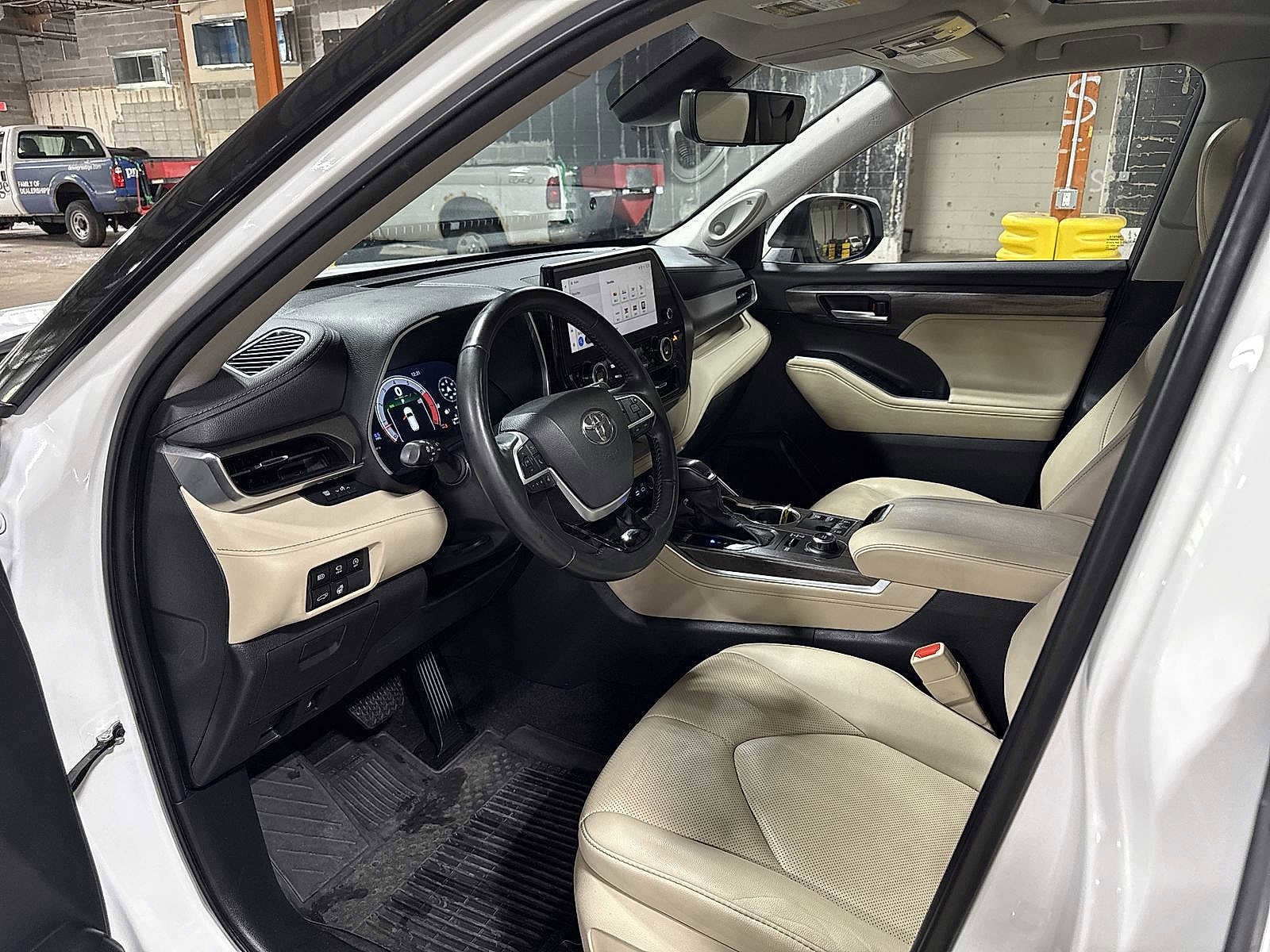 Thumbnail: 2023 Toyota Highlander - 30