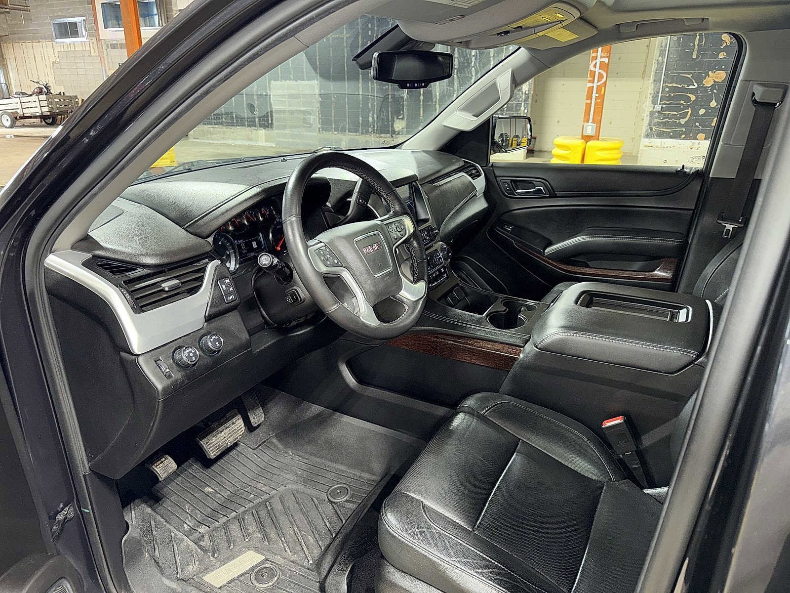 Thumbnail: 2020 GMC Yukon XL - 32