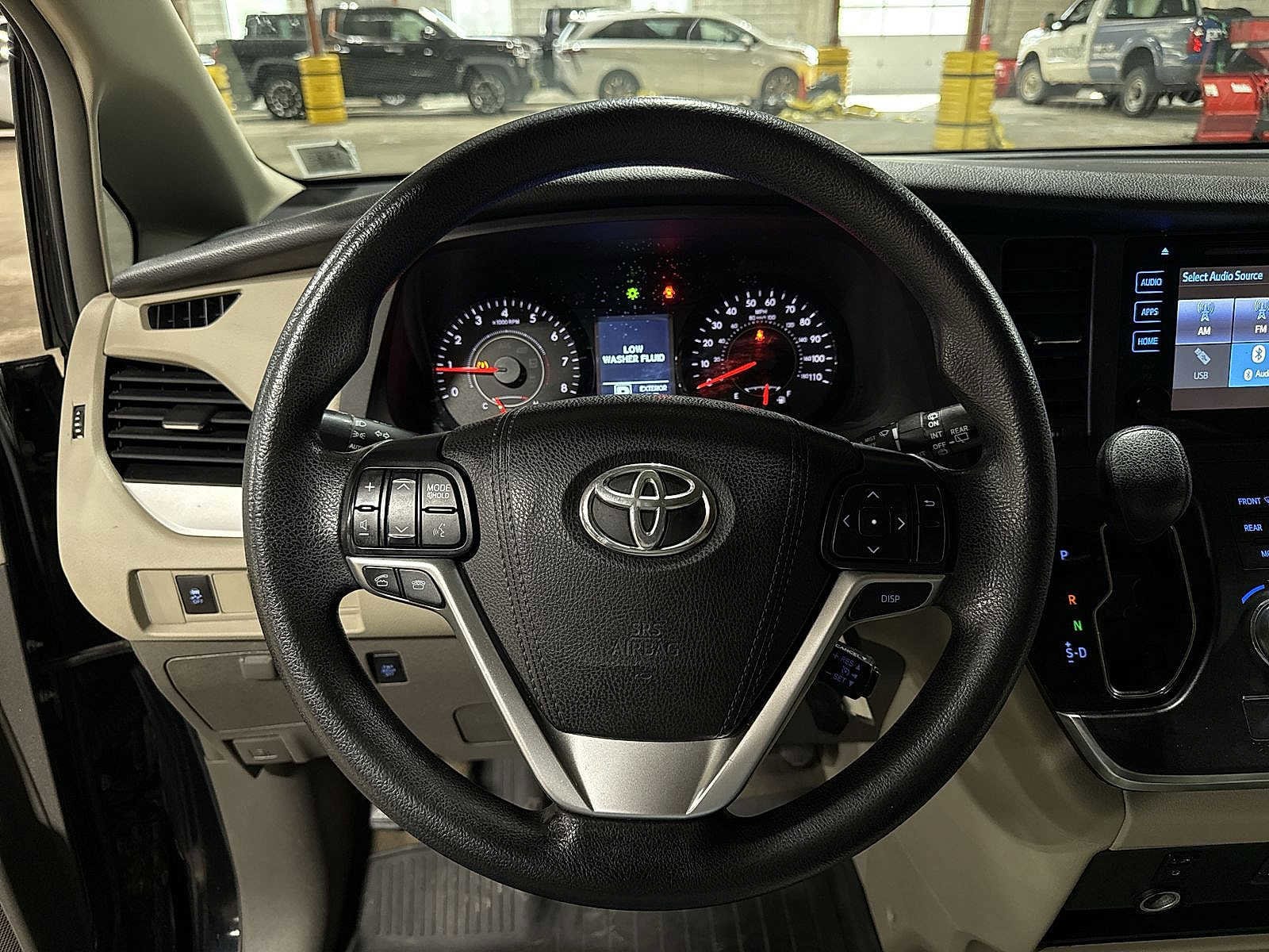 Thumbnail: 2015 Toyota Sienna - 18