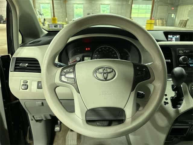 Thumbnail: 2011 Toyota Sienna - 18
