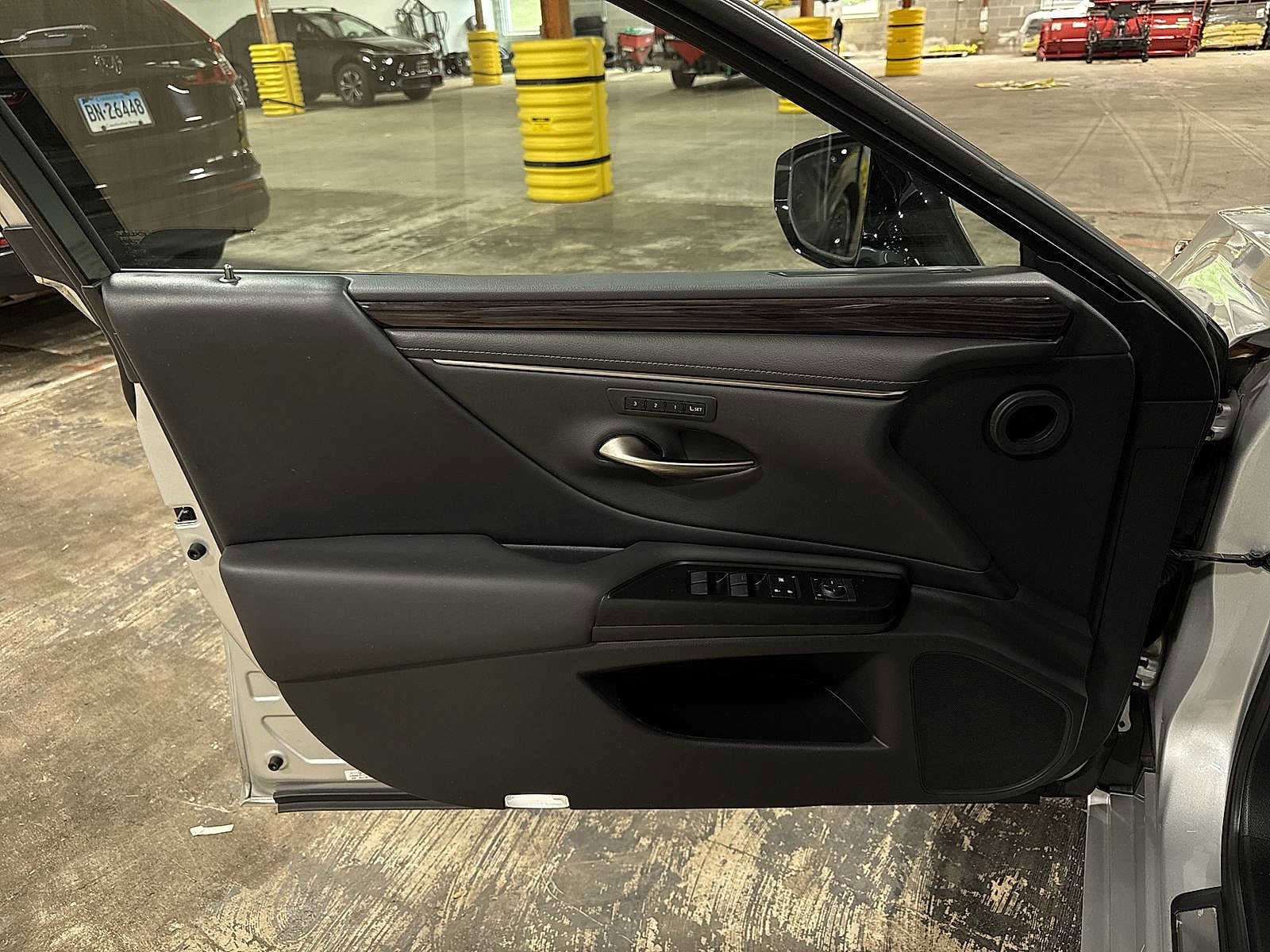 Thumbnail: 2019 Lexus ES - 29