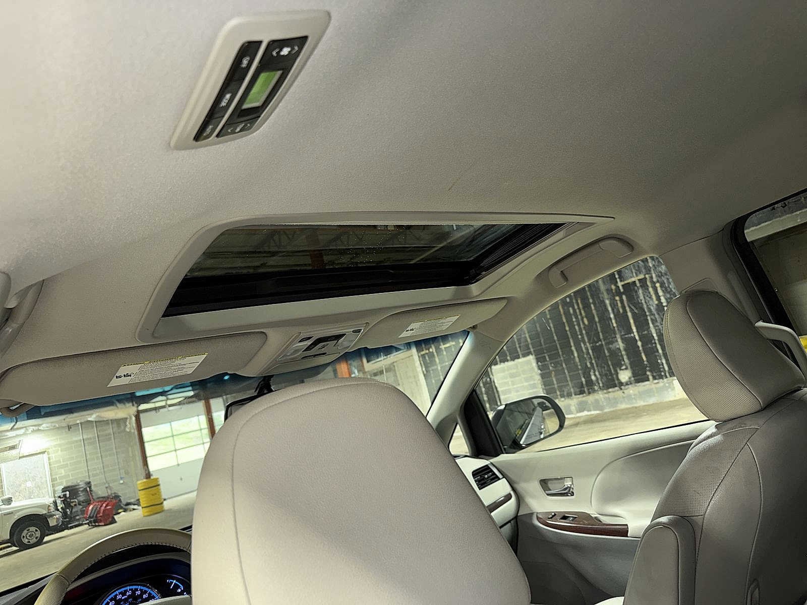 Thumbnail: 2011 Toyota Sienna - 24