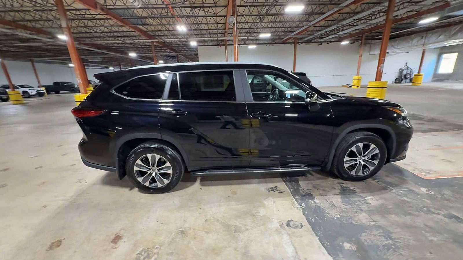 Thumbnail: 2023 Toyota Highlander - 9