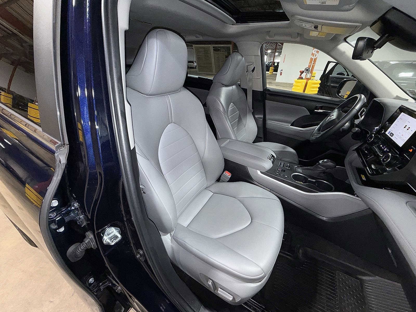 Thumbnail: 2023 Toyota Highlander - 16