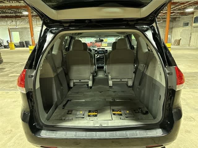 Thumbnail: 2011 Toyota Sienna - 10