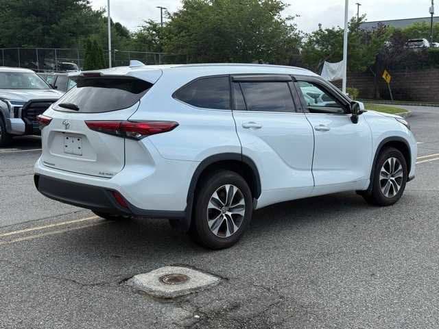 Thumbnail: 2022 Toyota Highlander - 4