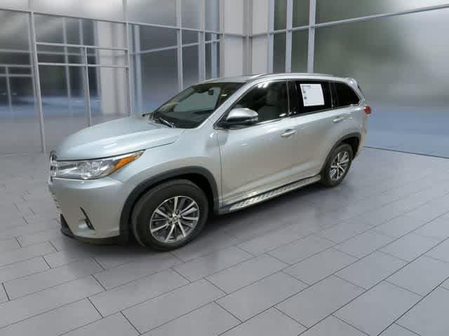Thumbnail: 2017 Toyota Highlander - 4