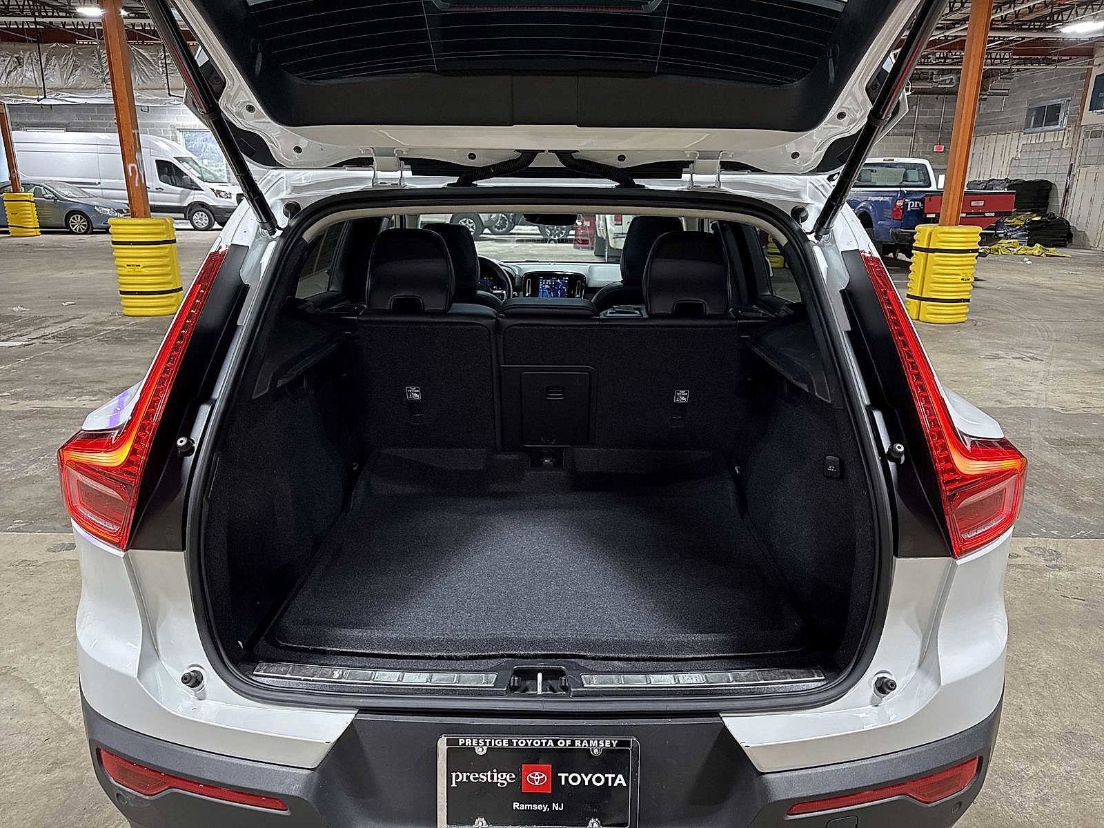 Thumbnail: 2023 Volvo XC40 - 11