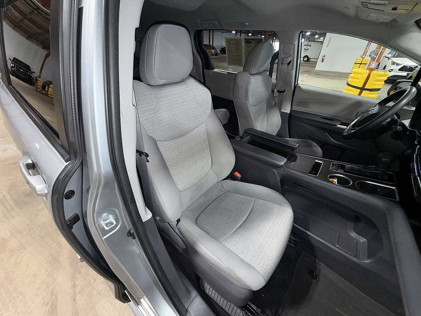 Thumbnail: 2021 Toyota Sienna - 16