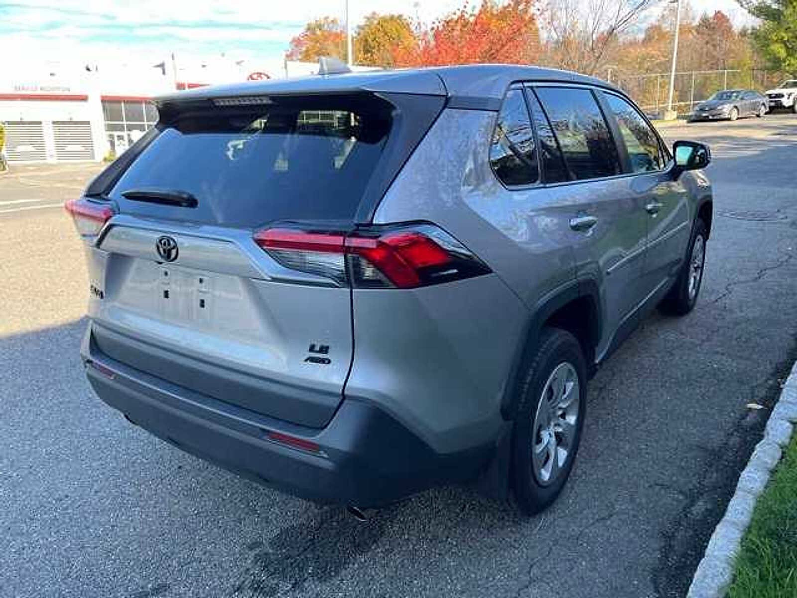 2022 Toyota RAV4 LE photo 4