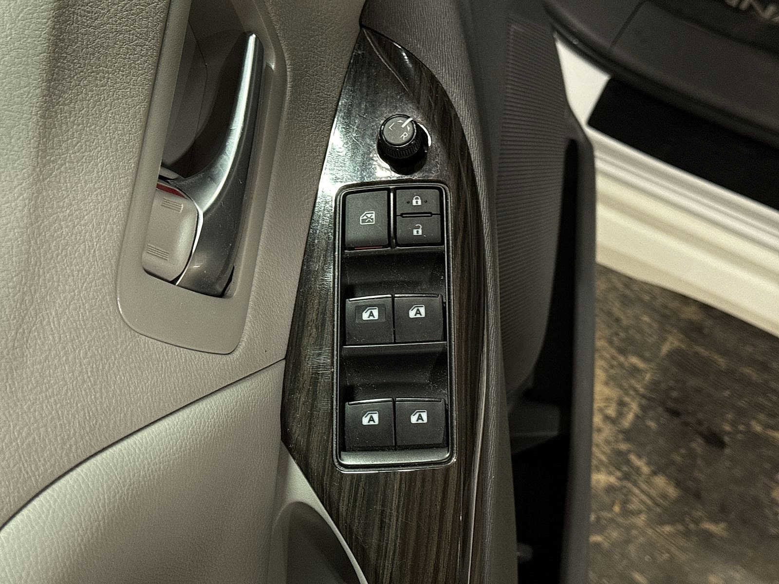 Thumbnail: 2020 Toyota Sienna - 23