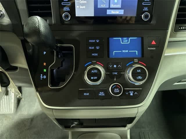 2020 Toyota Sienna SE 22