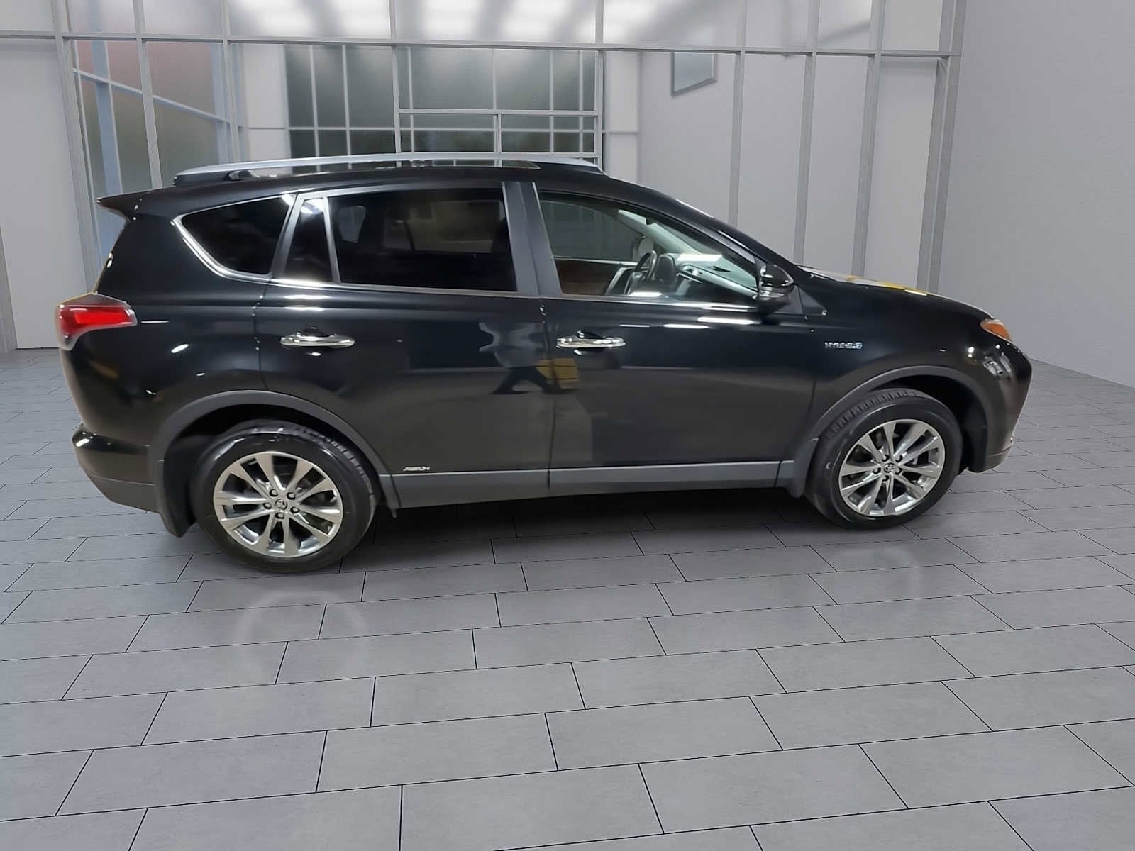 Thumbnail: 2017 Toyota RAV4 - 9