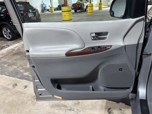 Thumbnail: 2011 Toyota Sienna - 32