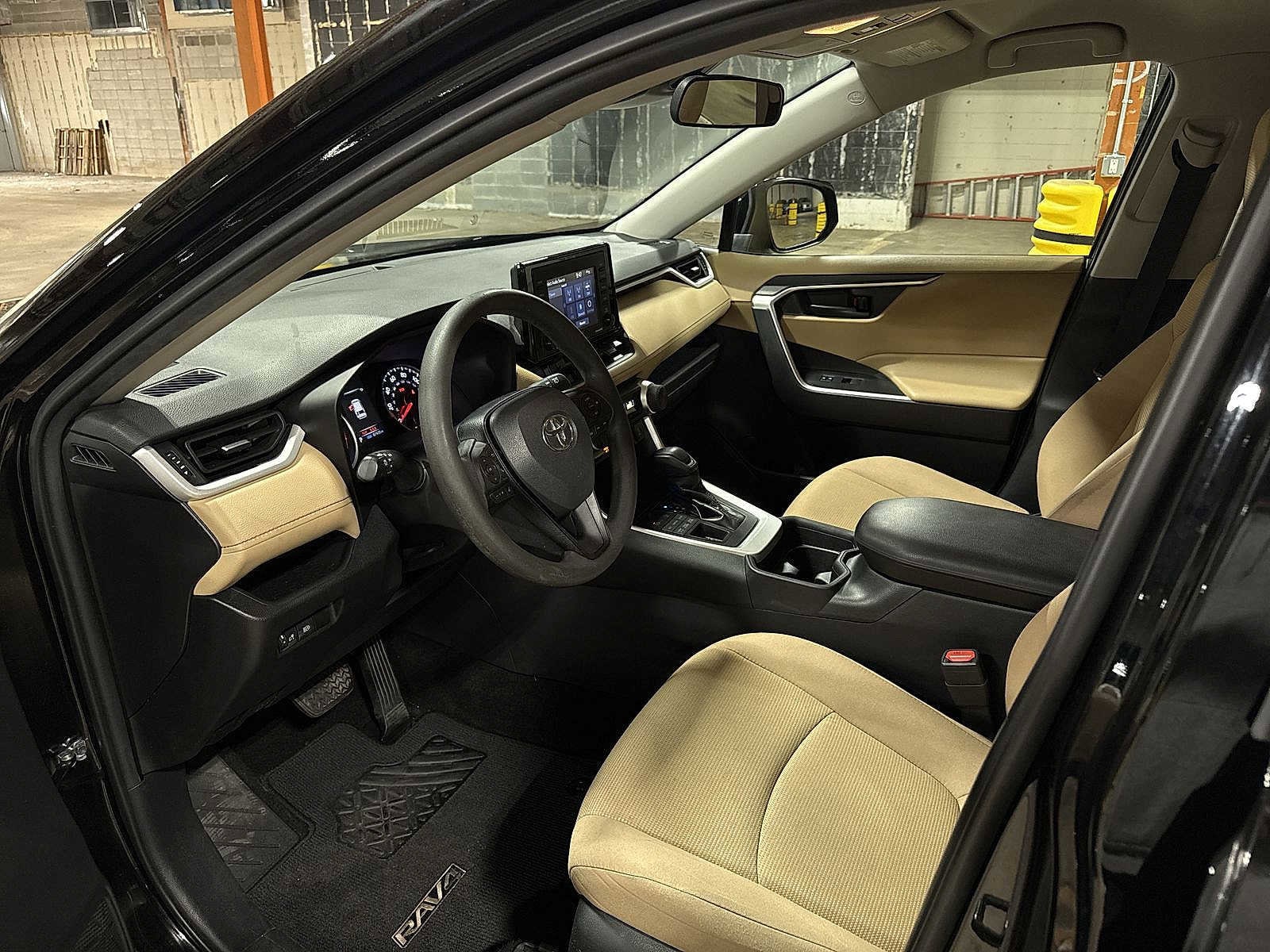 Thumbnail: 2021 Toyota RAV4 - 27