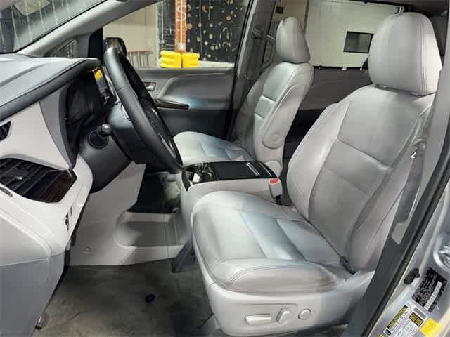 Thumbnail: 2015 Toyota Sienna - 15