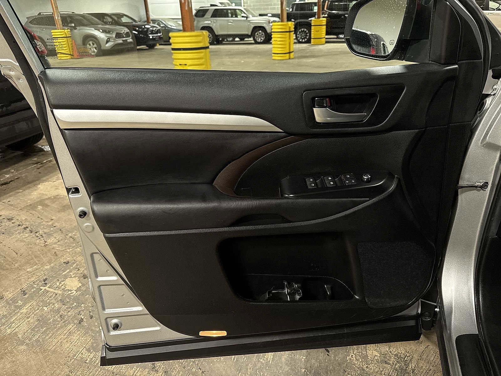 Thumbnail: 2019 Toyota Highlander - 31