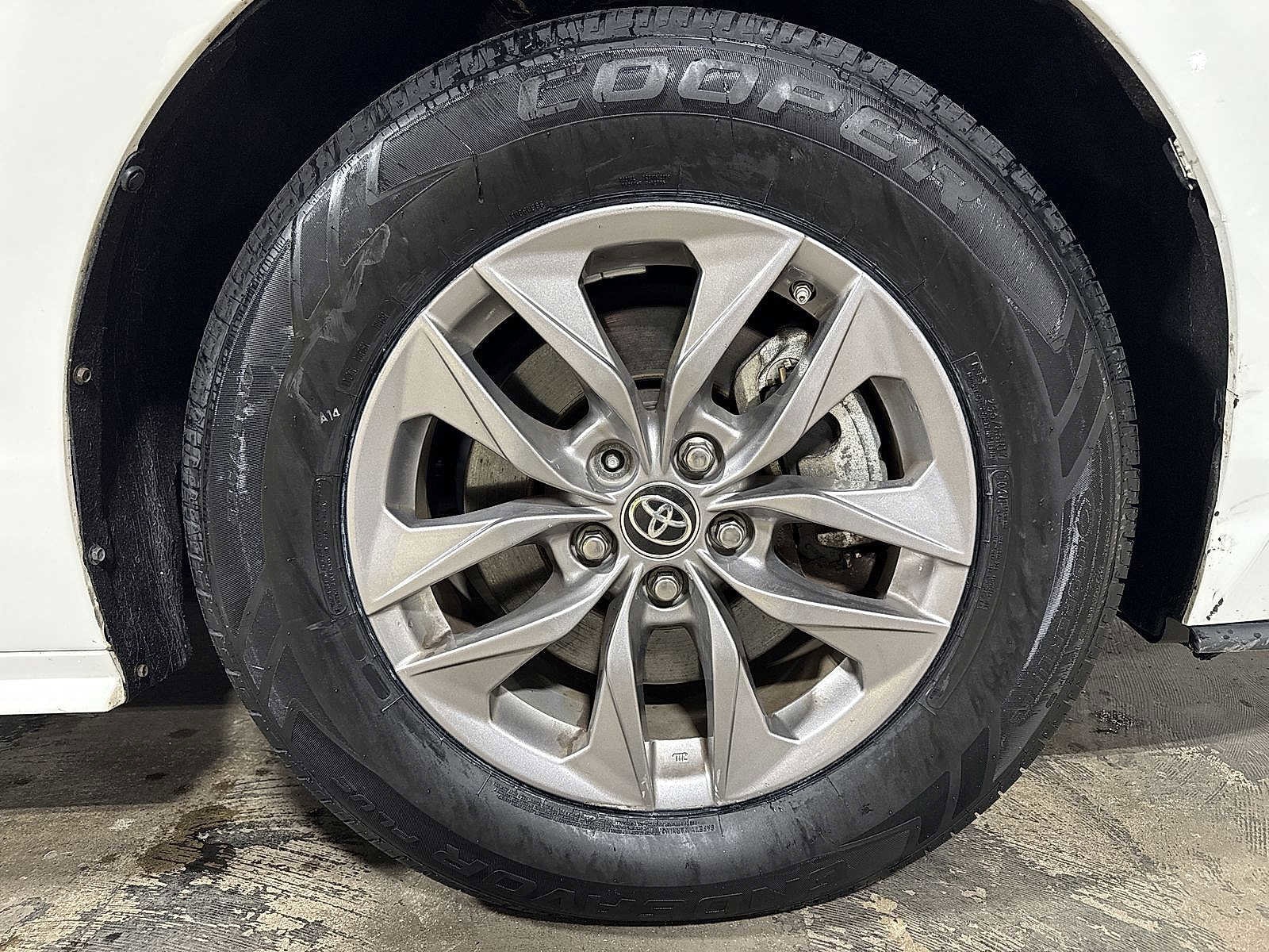 Thumbnail: 2021 Toyota Sienna - 10