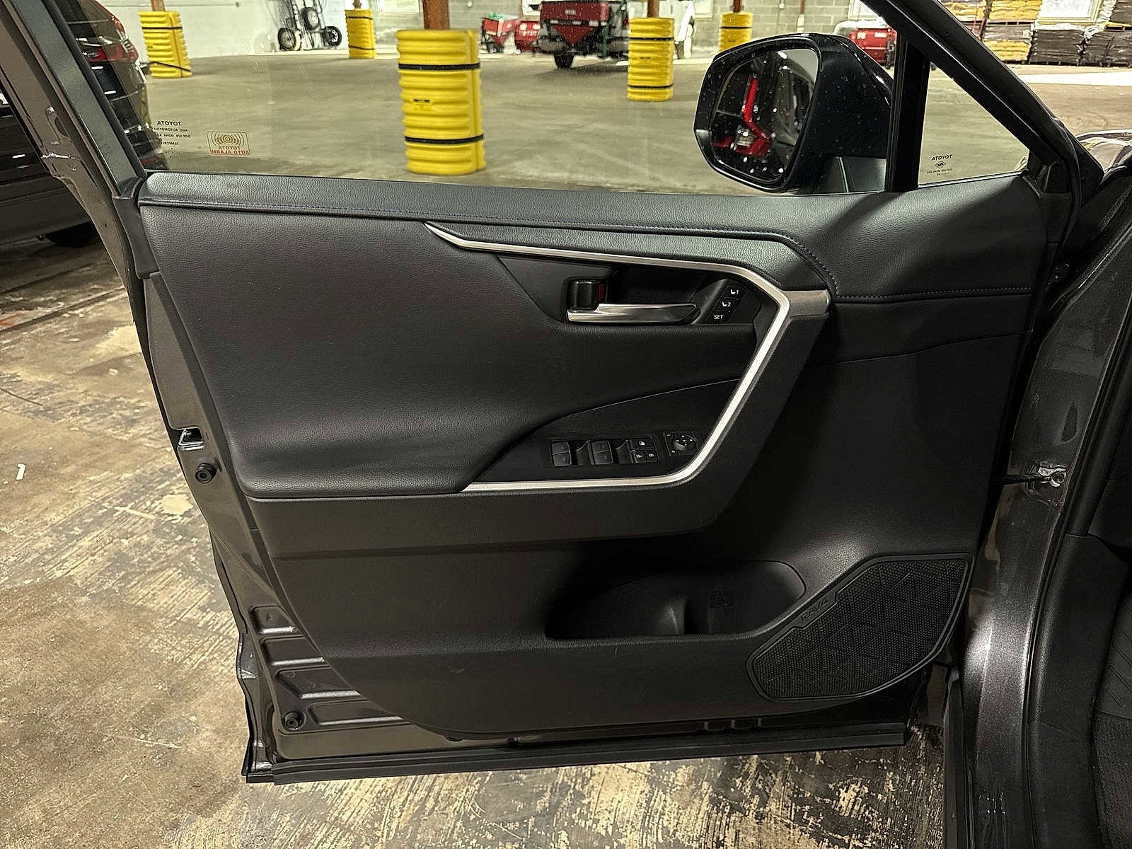 Thumbnail: 2022 Toyota RAV4 - 32