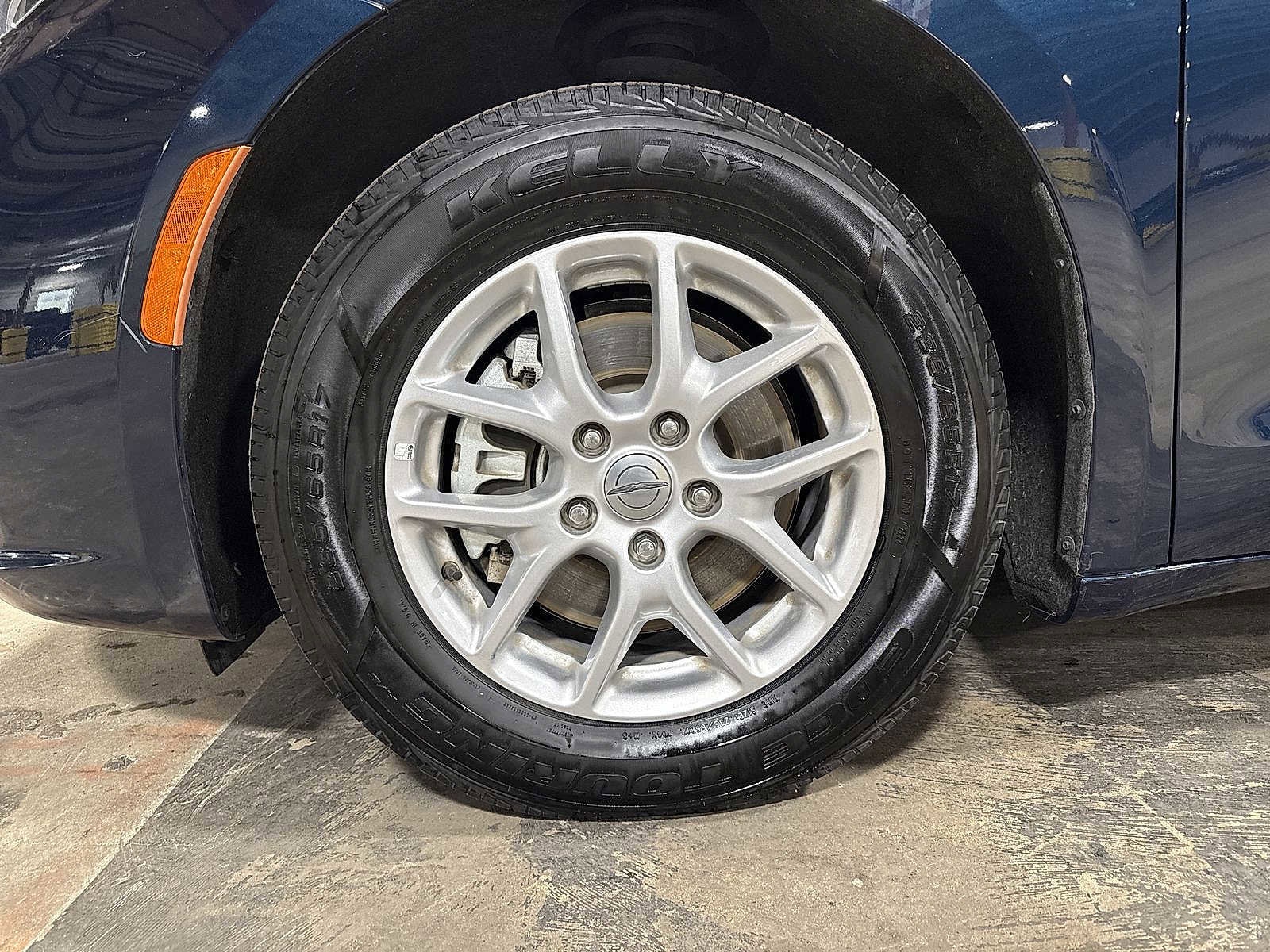 Thumbnail: 2023 Chrysler Pacifica - 10