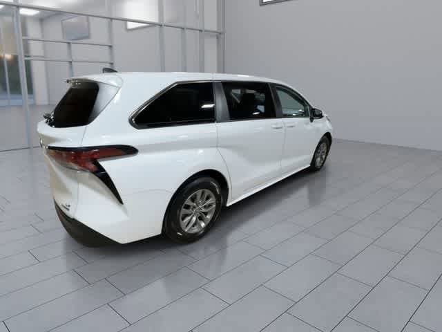 Thumbnail: 2022 Toyota Sienna - 8
