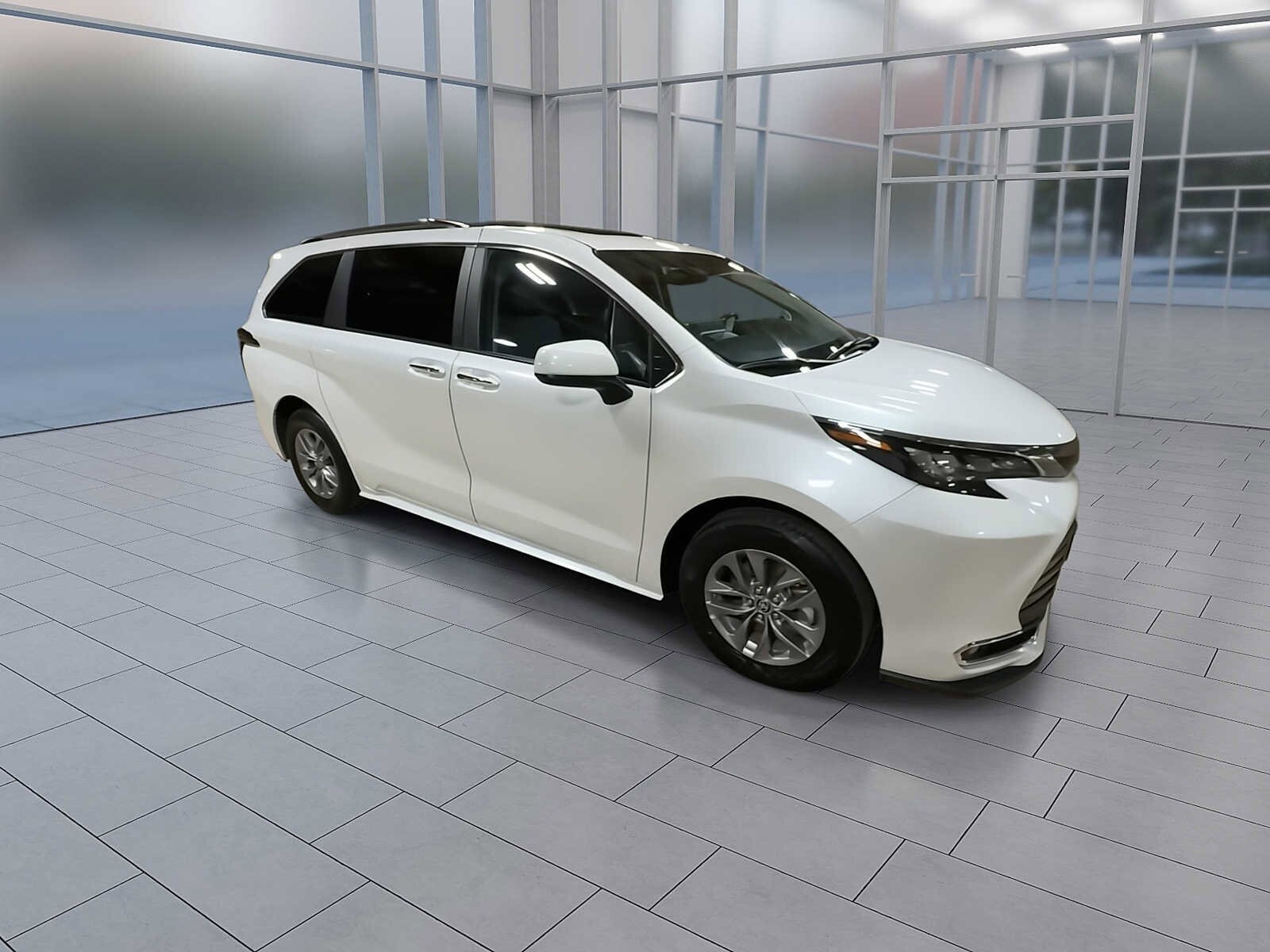 2024 Toyota Sienna XLE photo 2