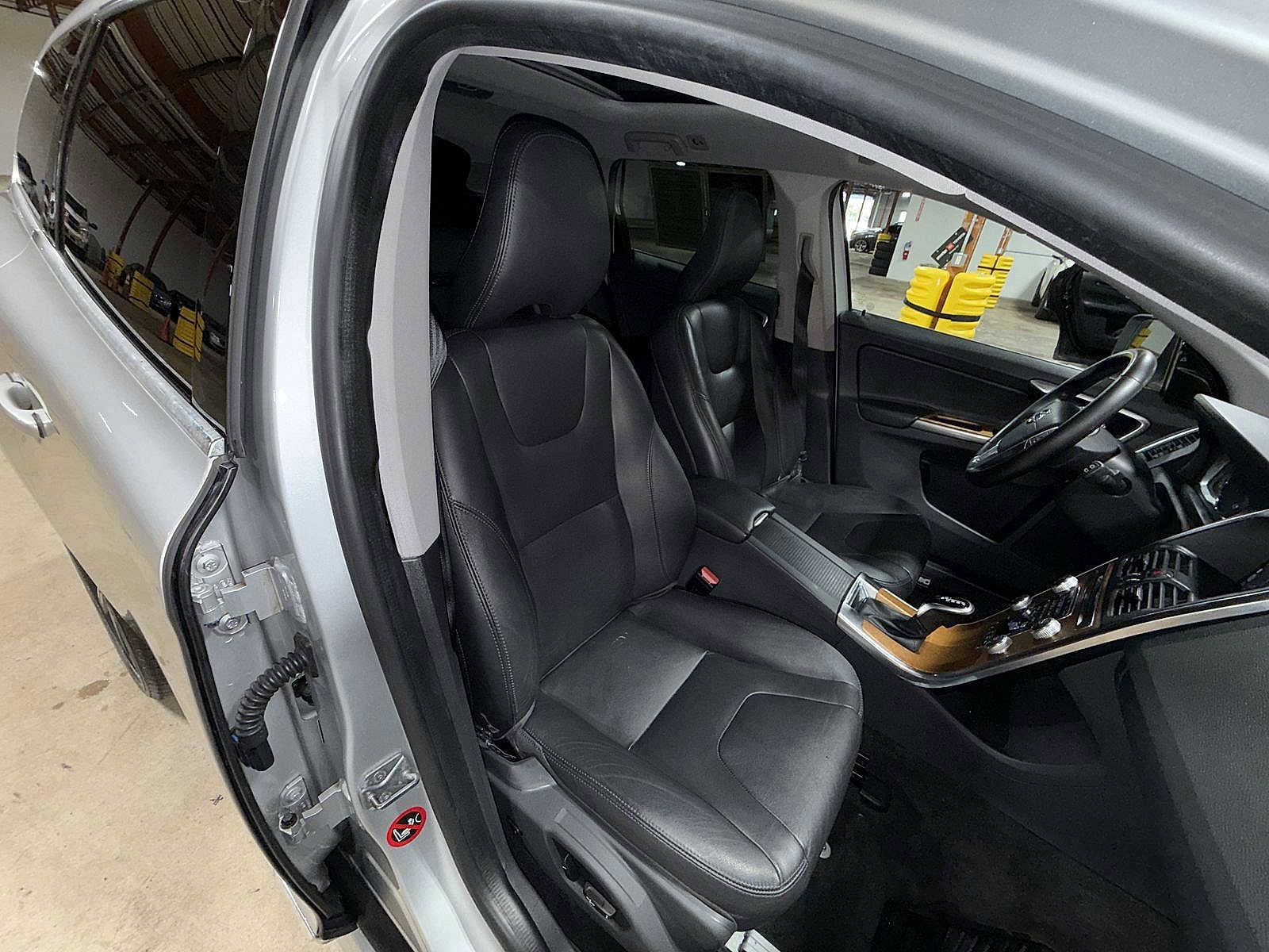 Thumbnail: 2017 Volvo XC60 - 16